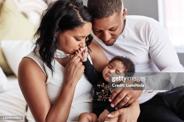 jeder kuss ist ein weiterer 'ich liebe dich' - african american baby girls stock-fotos und bilder