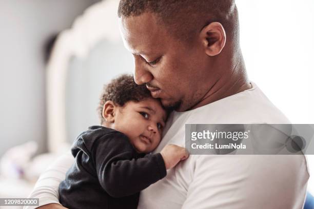 bonding mit papa - african american baby girls stock-fotos und bilder