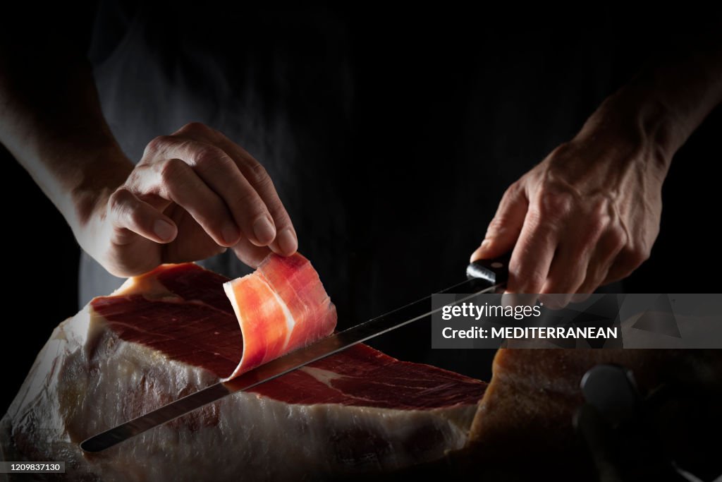 伊比利亞火腿塞拉諾火腿切片切割手和刀