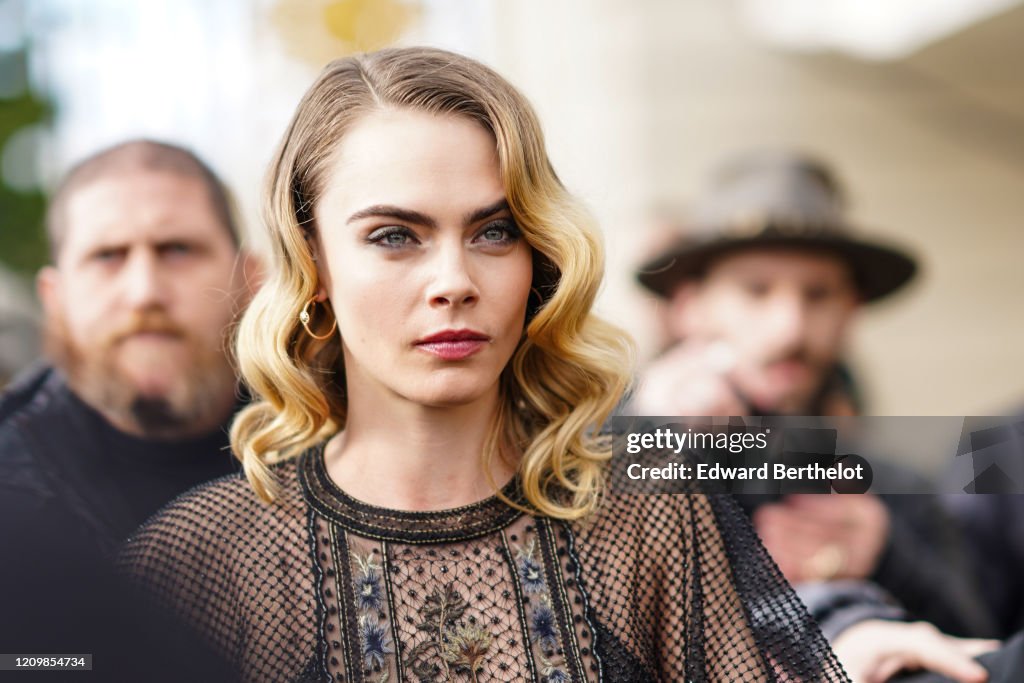 Street Style - Paris Fashion Week - Womenswear Fall/Winter 2020/2021 : Day Two