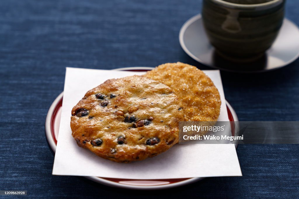 Biscoitos de arroz de confeitaria tradicional japonês e chá japonês quente