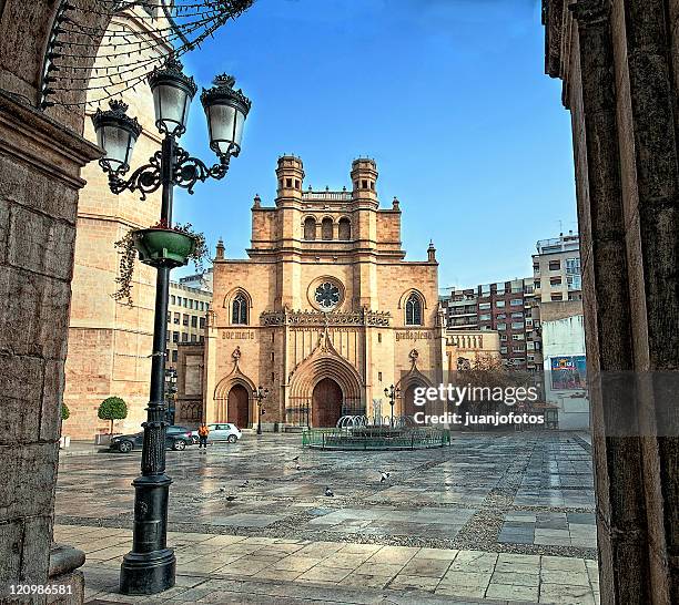 concatedral de santa maría y plaza mayor de castel - castellon de la plana stock-fotos und bilder