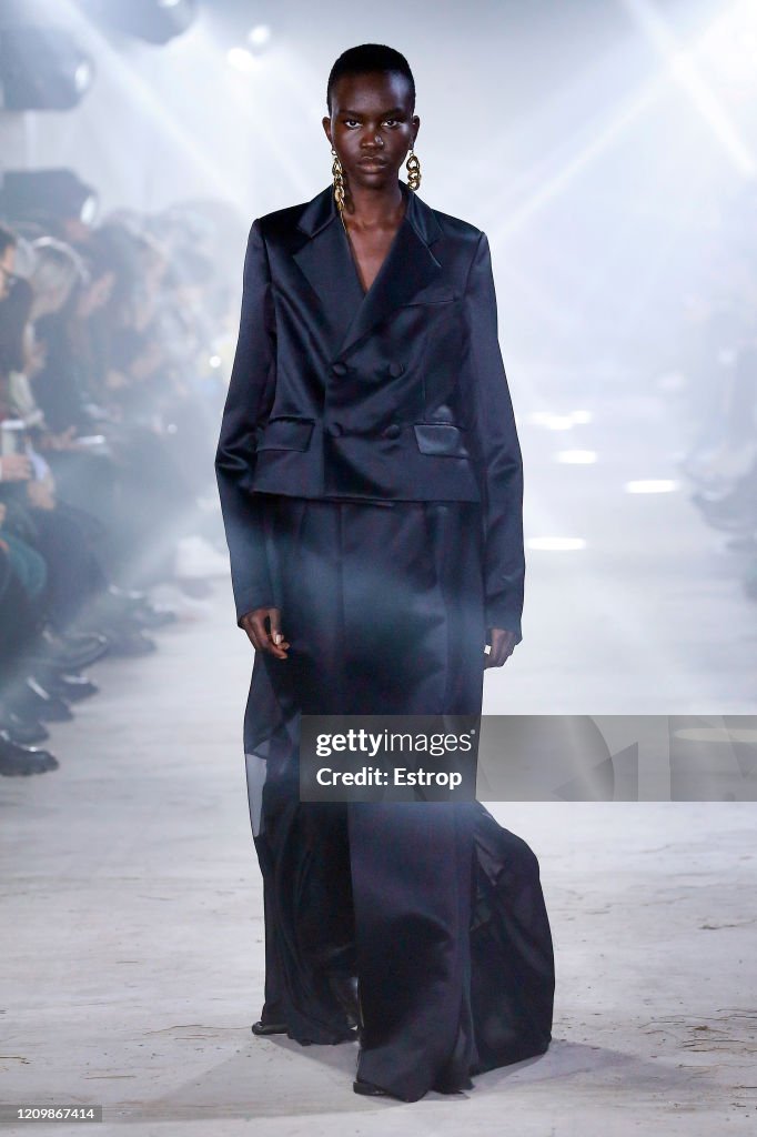 Sacai: Runway - Paris Fashion Week Womenswear Fall/Winter 2020/2021