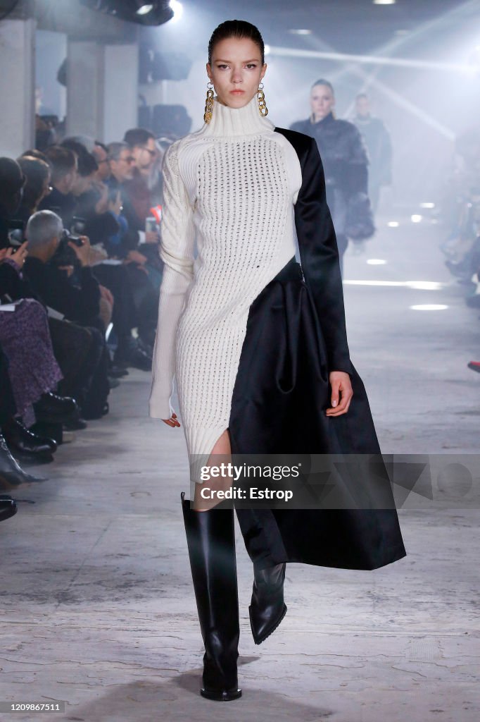 Sacai: Runway - Paris Fashion Week Womenswear Fall/Winter 2020/2021