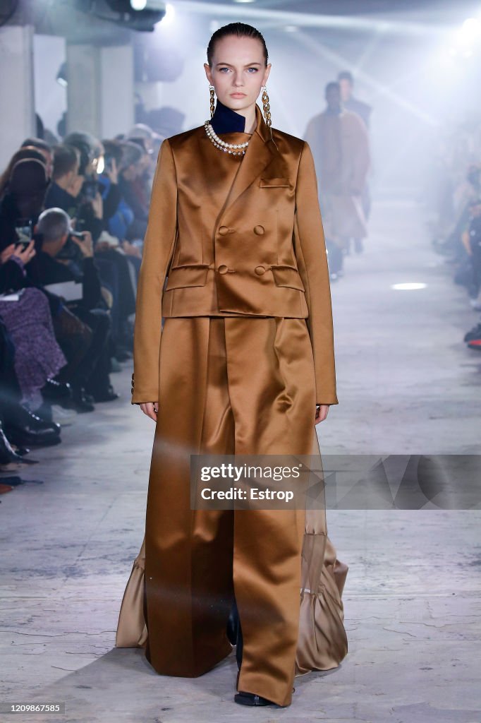 Sacai: Runway - Paris Fashion Week Womenswear Fall/Winter 2020/2021