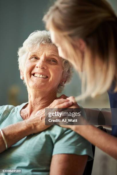 estoy muy agradecida por su ayuda y cuidado - hospital patient fotografías e imágenes de stock