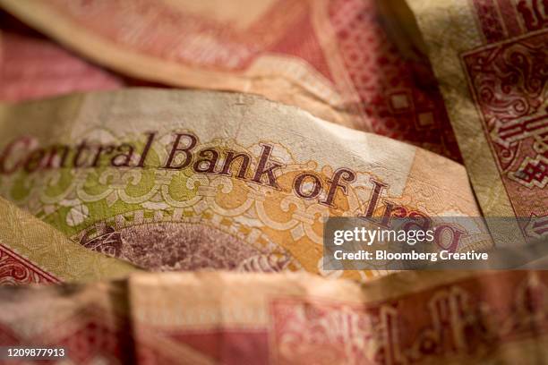 iraqi 25000 dinar banknotes - dinar stock pictures, royalty-free photos & images