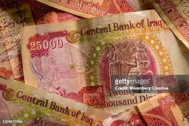 iraqi 25000 dinar banknotes - culture irakienne photos et images de collection