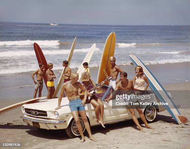 friends having fun on beach - de archivo fotografías e im�ágenes de stock