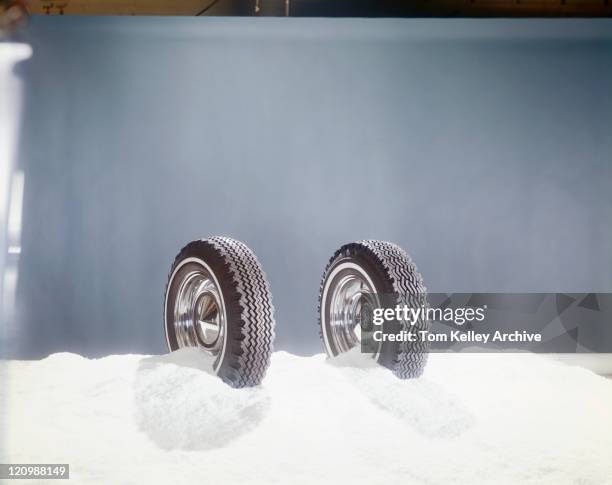 tyre placed in snow  - 1972 photos et images de collection