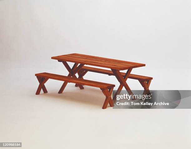 wooden picnic table on white background - 1973 - fotografias e filmes do acervo