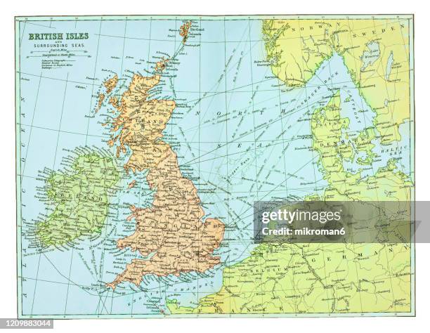 old map of british isles - published 1894. antique illustration, popular encyclopedia published 1894. copyright has expired on this artwork - mapa de europa stockfoto's en -beelden