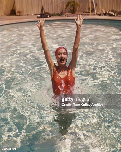 jovem mulher na piscina, retrato - touca de natação - fotografias e filmes do acervo