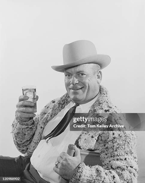 maduro hombre que agarra bebida vidrio, sonriendo, retrato - 1962 fotografías e imágenes de stock