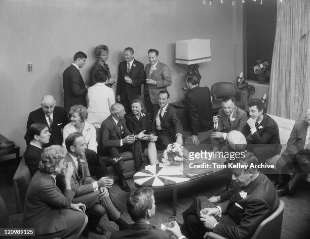empresarios tener una bebida en la sala de estar - 1965 fotografías e imágenes de stock