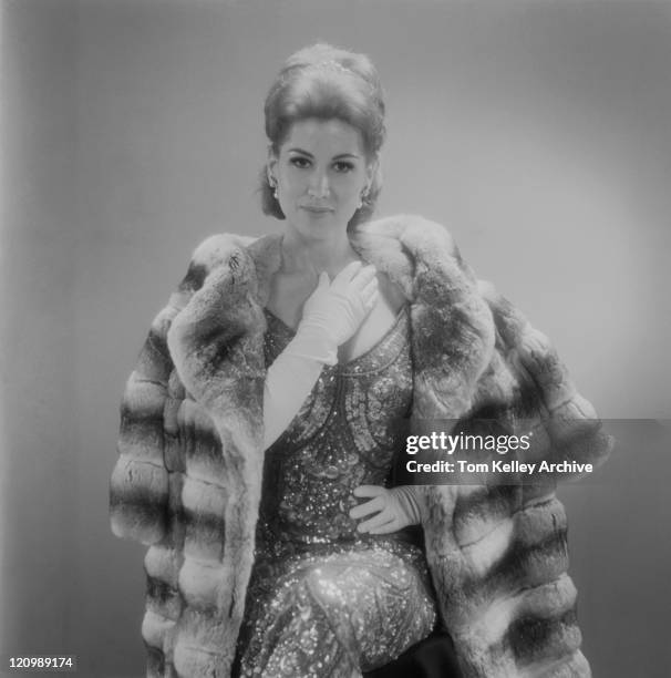 woman wearing fur coat sitting against grey background - 1965 個照片及圖片檔