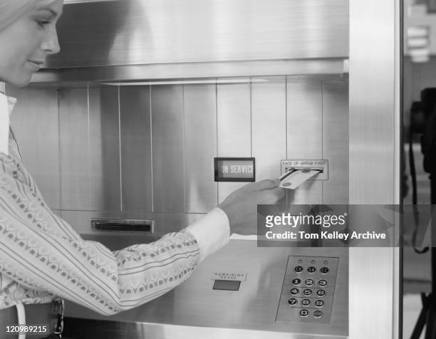 femme entrant dans cashpoint carte - 1972 photos et images de collection