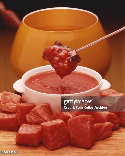 meat cube dipped in savoury sauce, close-up - 1975 - fotografias e filmes do acervo