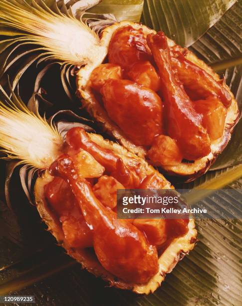 chicken leg and meat stuffed in pineapple, close-up - 1975 - fotografias e filmes do acervo