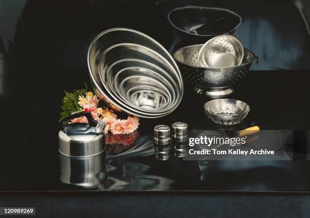 kitchen utensils on black background - 1978 imagens e fotografias de stock