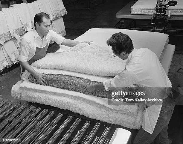 hommes de production dans l'usine de couette - linge de lit photos et images de collection