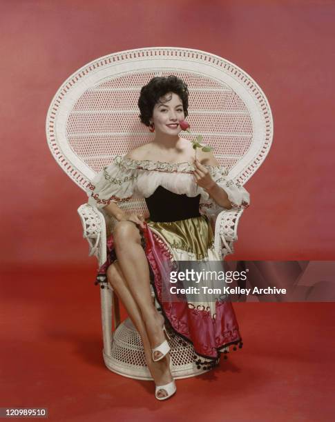 mujer joven sentada en una silla rosa de retención, sonriendo, vertical - 1950 1959 fotografías e imágenes de stock