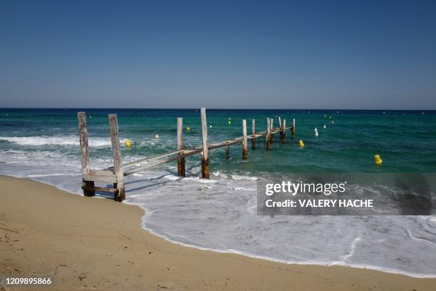 Picture taken on April 14, 2020 shows the jetty in front of "Le Club 55" on the deserted Pampelonne beach in Ramatuelle, in the Gulf of Saint-Tropez,...