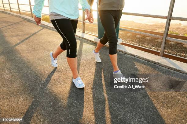 workout mit einem zweck - power walking stock-fotos und bilder