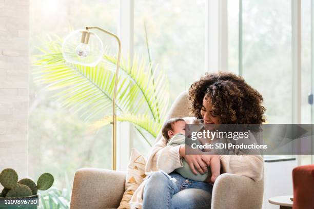 nieuwe moeder besteedt quality time met baby jongen - maternity leave stockfoto's en -beelden