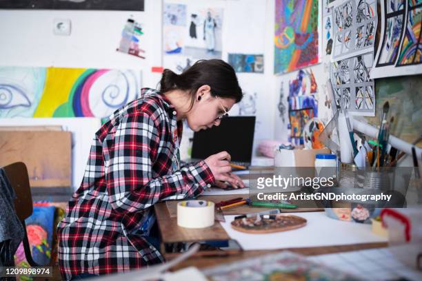 künstlerin woman making projekte - product design stock-fotos und bilder
