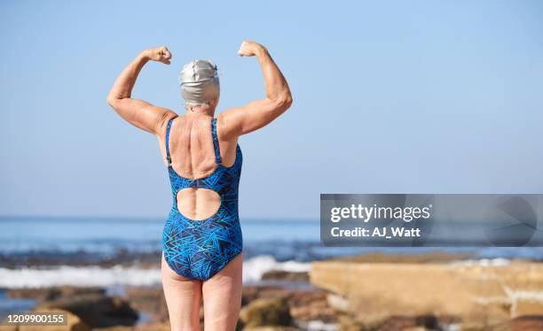 ze is een gespierde vrouw. - bicep stockfoto's en -beelden