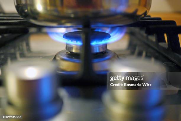 stainless steel pan on gas stove - gasbrander stockfoto's en -beelden