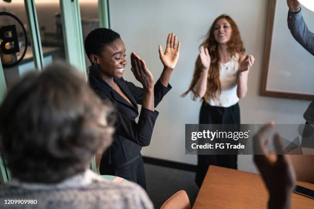 de verrassingspartij van de verjaardag voor onderneemster in het bureau - work anniversary stockfoto's en -beelden