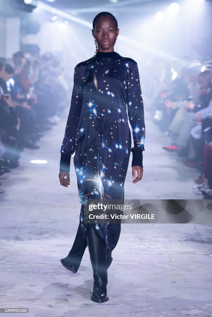 Sacai : Runway - Paris Fashion Week Womenswear Fall/Winter 2020/2021