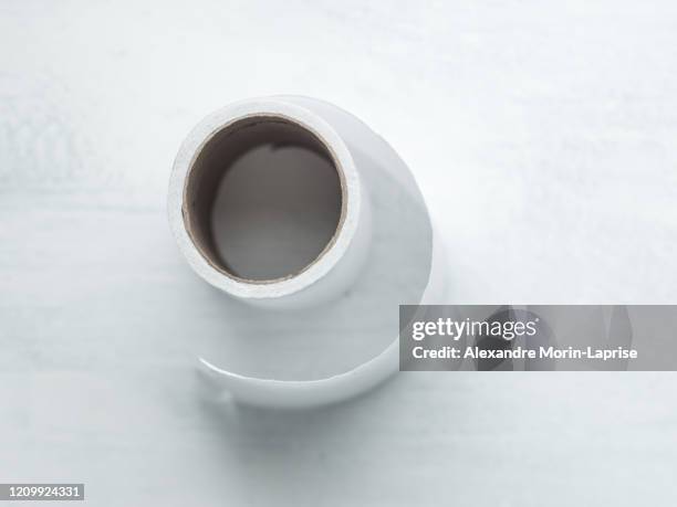 toilet paper on a rustic board painted with white background - tavolo top view foto e immagini stock