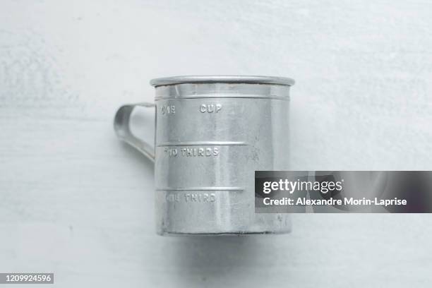 cup can with measurements on a roughly painted white background - tea can stockfoto's en -beelden