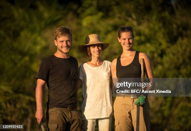 group of volunteers working on a plantation in the jungle - altruismo stock pictures, royalty-free photos & images