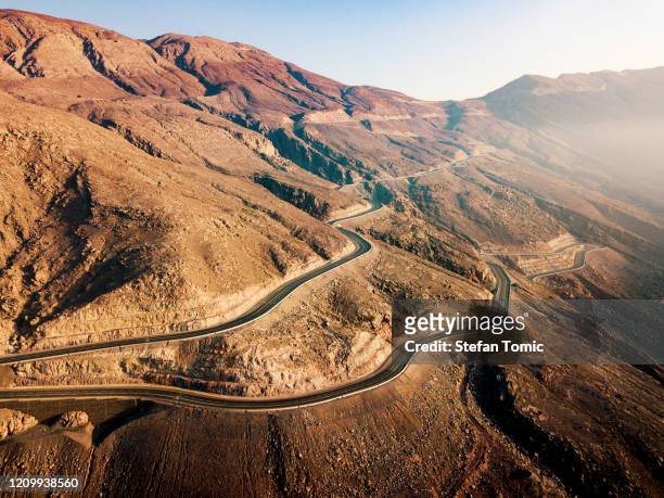 阿聯酋鳥瞰圖的賈斯山上的沙漠山路 - ras al khaimah 個照片及圖片檔