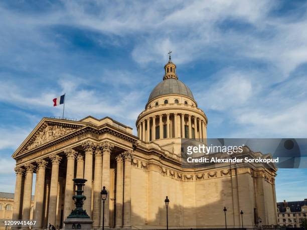 pantheon building in paris on a sunny day, sunset time. france - panthéon photos et images de collection