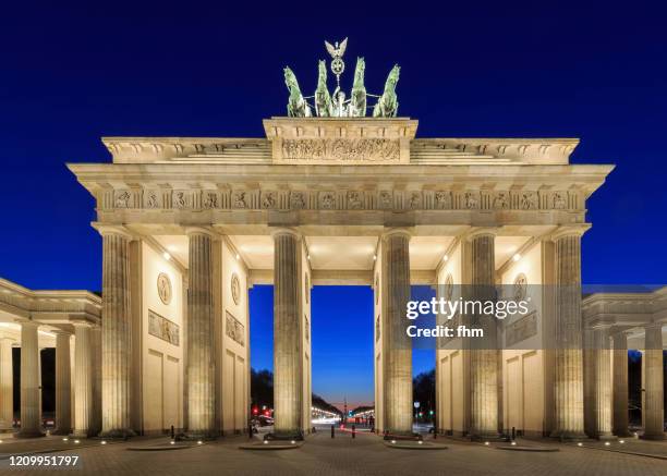 brandenburger tor (brandenburg gate) at blue hour (berlin, germany) - quadriga statue brandenburg gate stock pictures, royalty-free photos & images