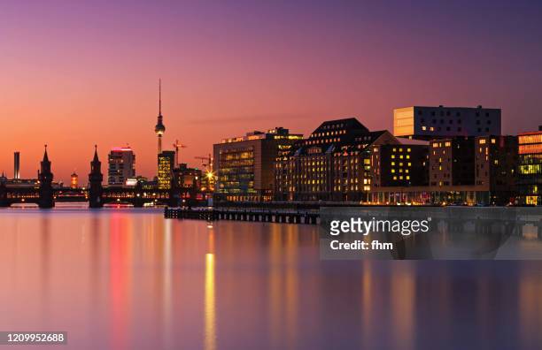 berlin skyline sunset - spree rivier stockfoto's en -beelden