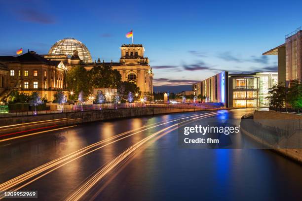 government district at blue hour near spree river in berlin (germany) - reichstag berlin nacht stock-fotos und bilder