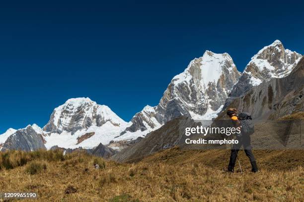 woman trekking in peruvian andes, cordilllera huayhuash - los andes fotografías e imágenes de stock