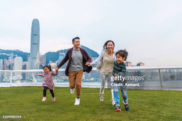 actieve chinese familie bij de terminal dek van de oceaan in hong kong - hong kong family stockfoto's en -beelden