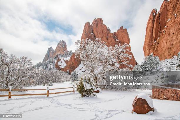 le massicce formazioni geologiche del giardino degli dei - garden of the gods foto e immagini stock