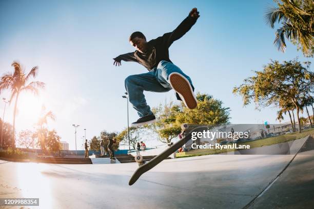 junger mann skateboarding in los angeles - skatepark stock-fotos und bilder