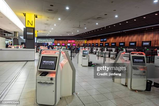 check-in zur selbstbedienung am flughafen melbourne, australien. - melbourne airport stock-fotos und bilder