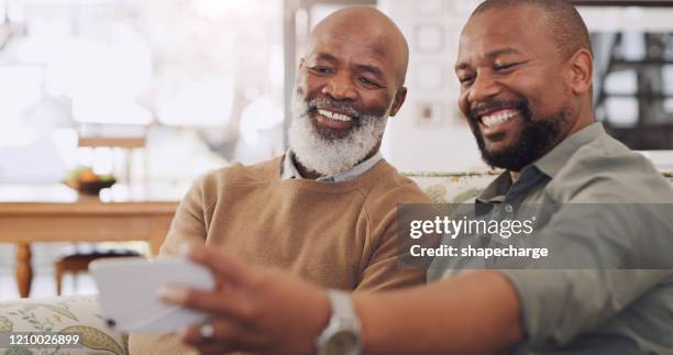 sorridi per la macchina fotografica, papà - african travel smile foto e immagini stock