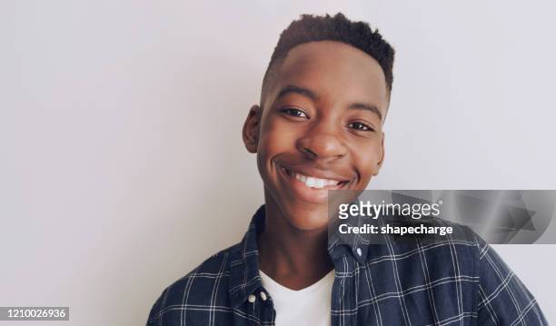 vertrouwen wekken in kinderen is belangrijk - black boy stockfoto's en -beelden