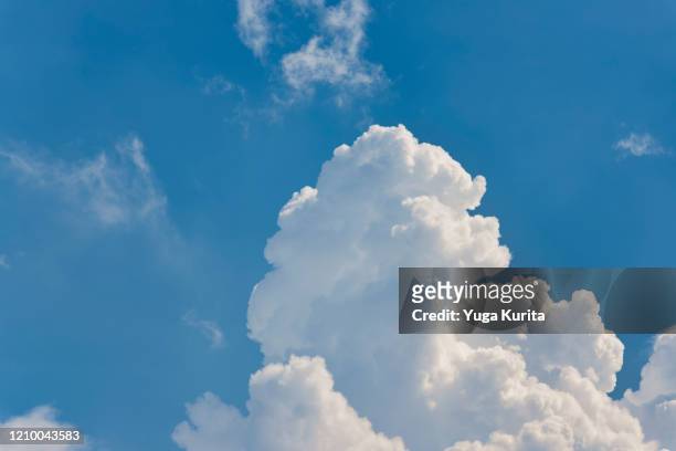 white clouds in a blue sky - cumulonimbus stock-fotos und bilder